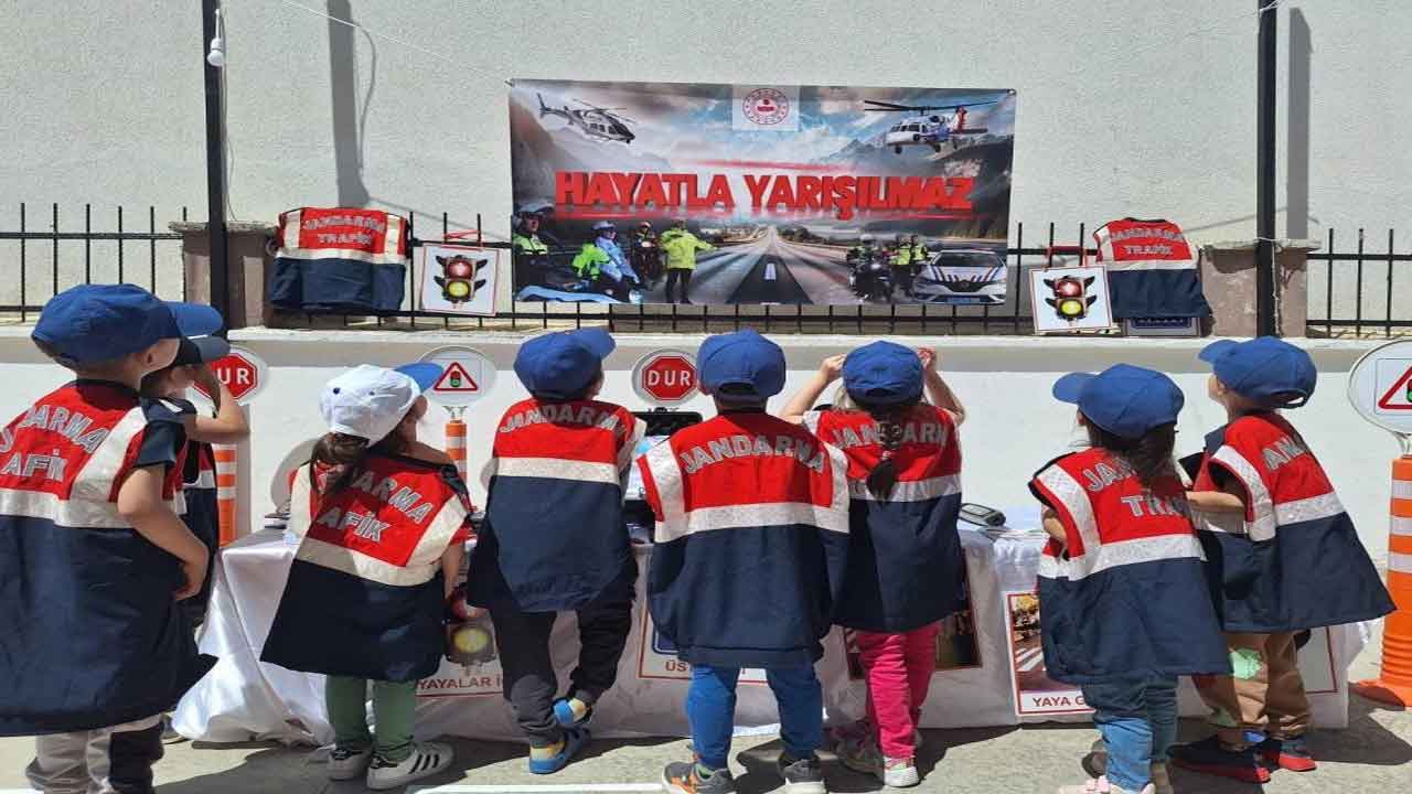 Aydın'da jandarmadan öğrencilere trafik eğitimi