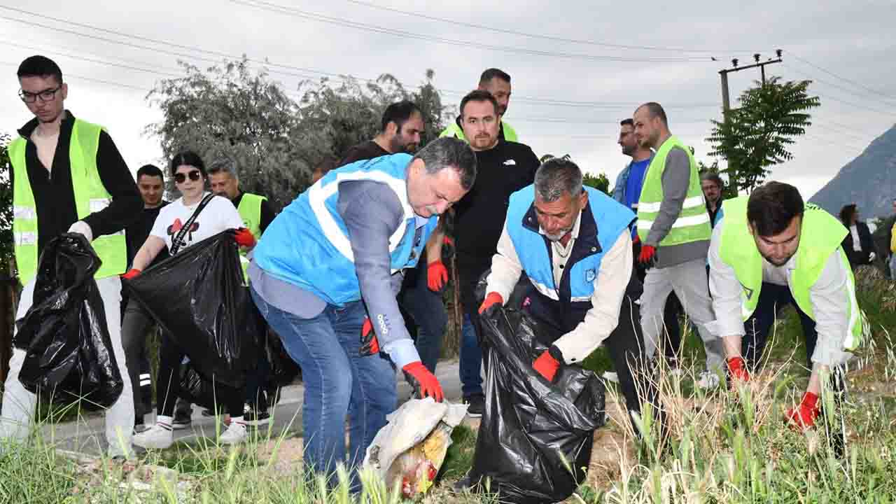 Manisa'da belediye başkanı ve işçiler 3,5 saat çöp topladılar!