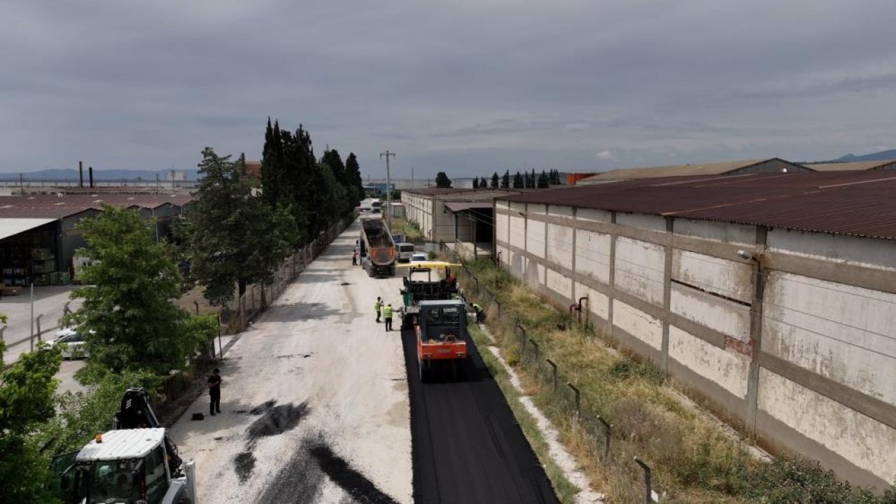 İzmir Büyükşehir Belediyesi yolları asfaltlamaya başladı