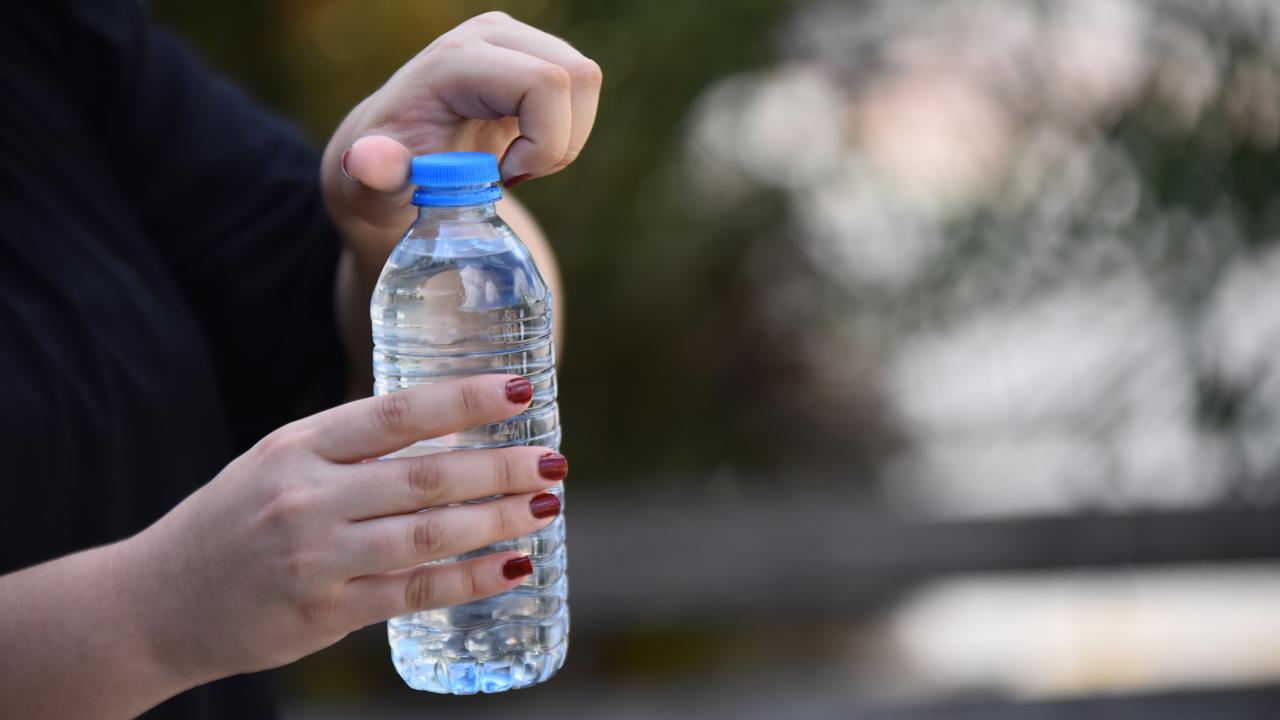Plastik şişelerden su içmek sağlığa zararlı mı?