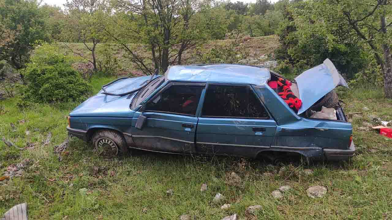 Kütahya Domaniç'te takla atan otomobilde 4 kişi yaralandı!