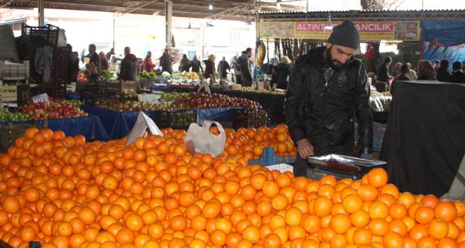 Hava soğuk ama Uşak pazarı yakıyor