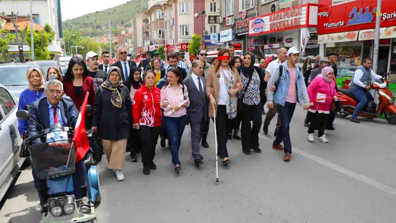 Afyonkarahisar Belediye Başkanı gözleri bağlı halde 200 metre yürüdü!