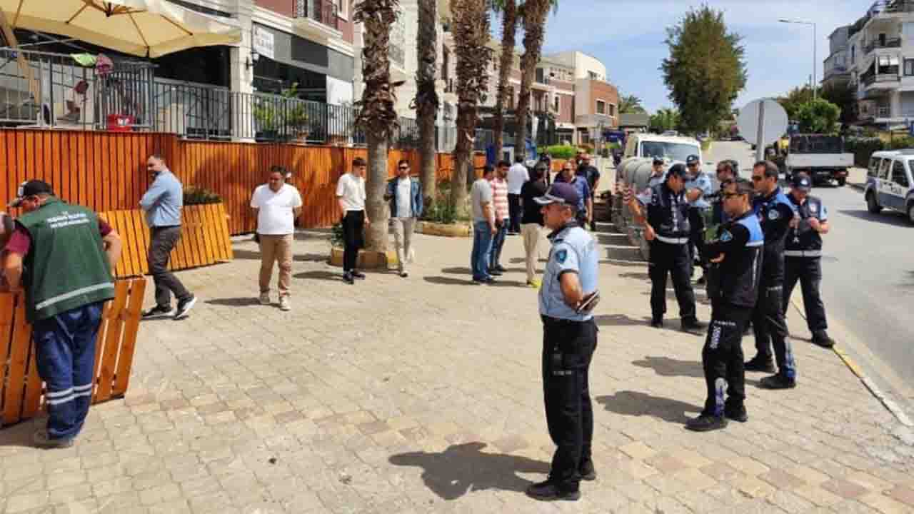 Kuşadası Belediyesi haksız işgal yapan işletmenin ahşap çitlerini söktü