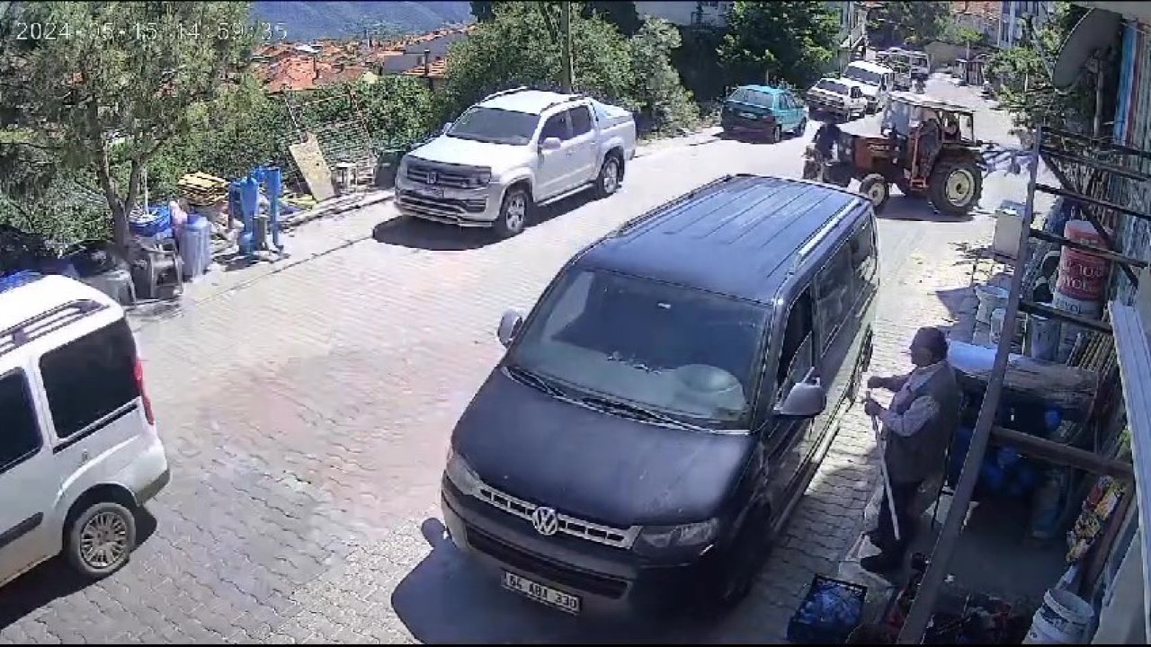 Denizli’de traktör ve motosiklet kafa kafaya çarpıştı! Sürücü metrelerce savruldu