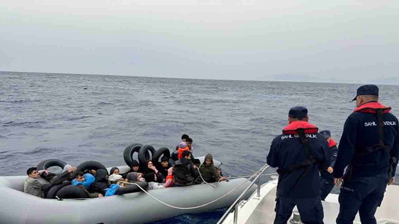 İzmir açıklarında 56 düzensiz göçmen karaya çıkarıldı