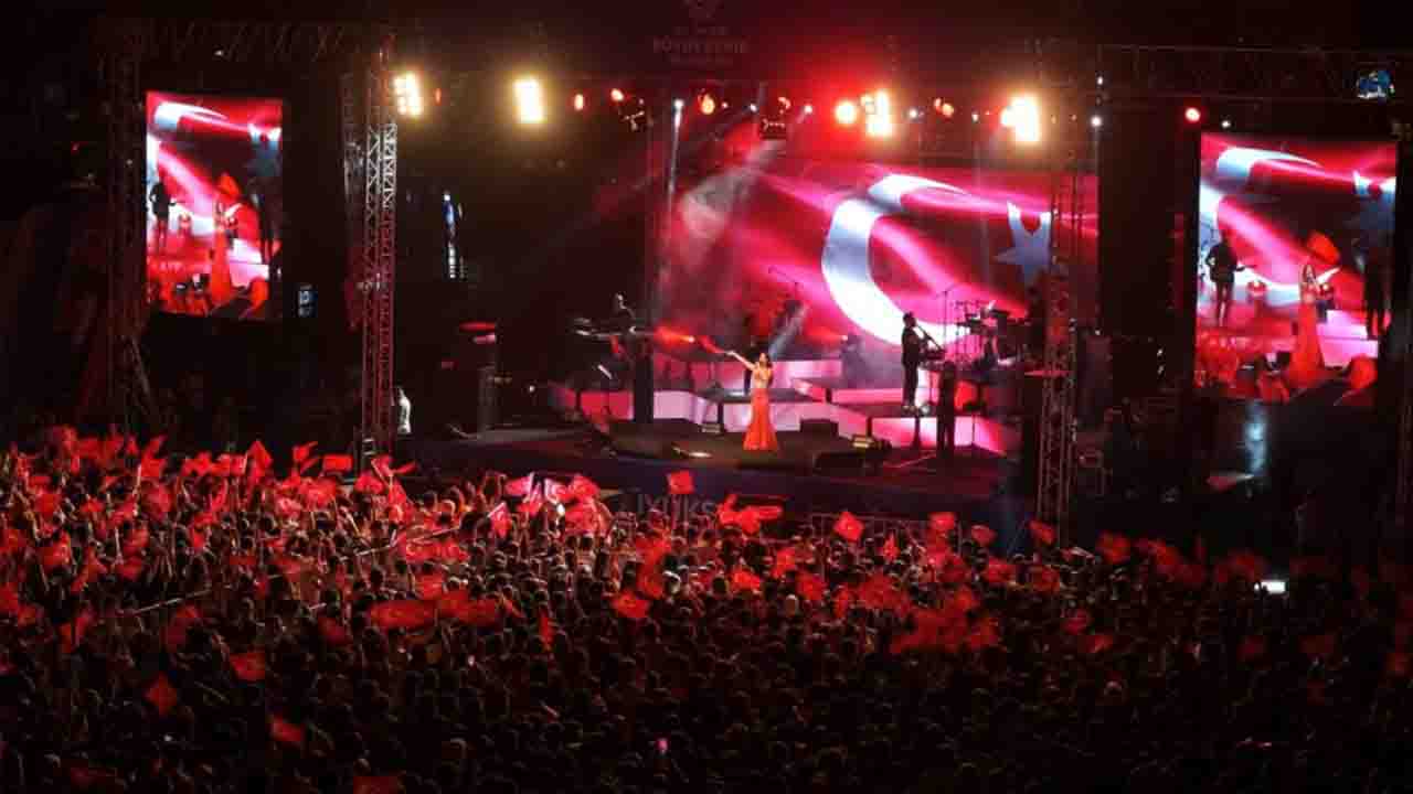 Aydın’da 19 Mayıs ünlü sanatçı Simge konseri ile kutlandı