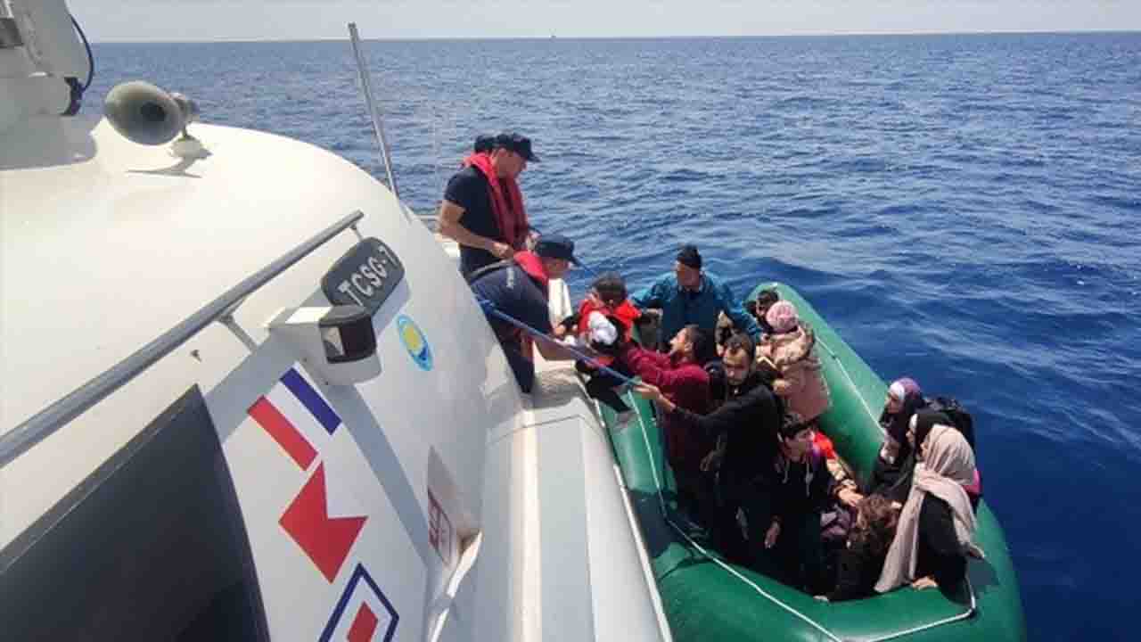 İzmir açıklarında 88 düzensiz göçmen yakalandı!