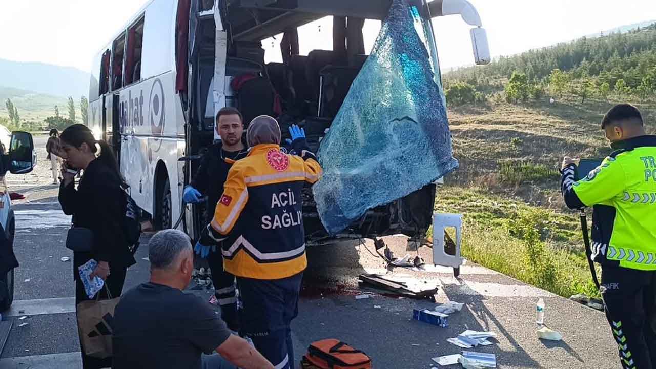 Afyonkarahisar'da yolcu otobüsü kazası! 17 yaralı