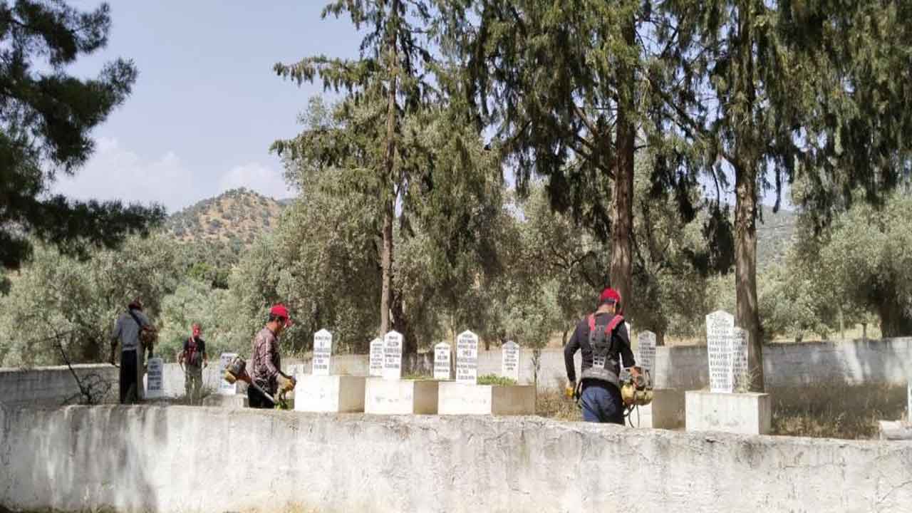 Aydın Efeler'de Kurban Bayramı öncesi mezarlıklar temizleniyor