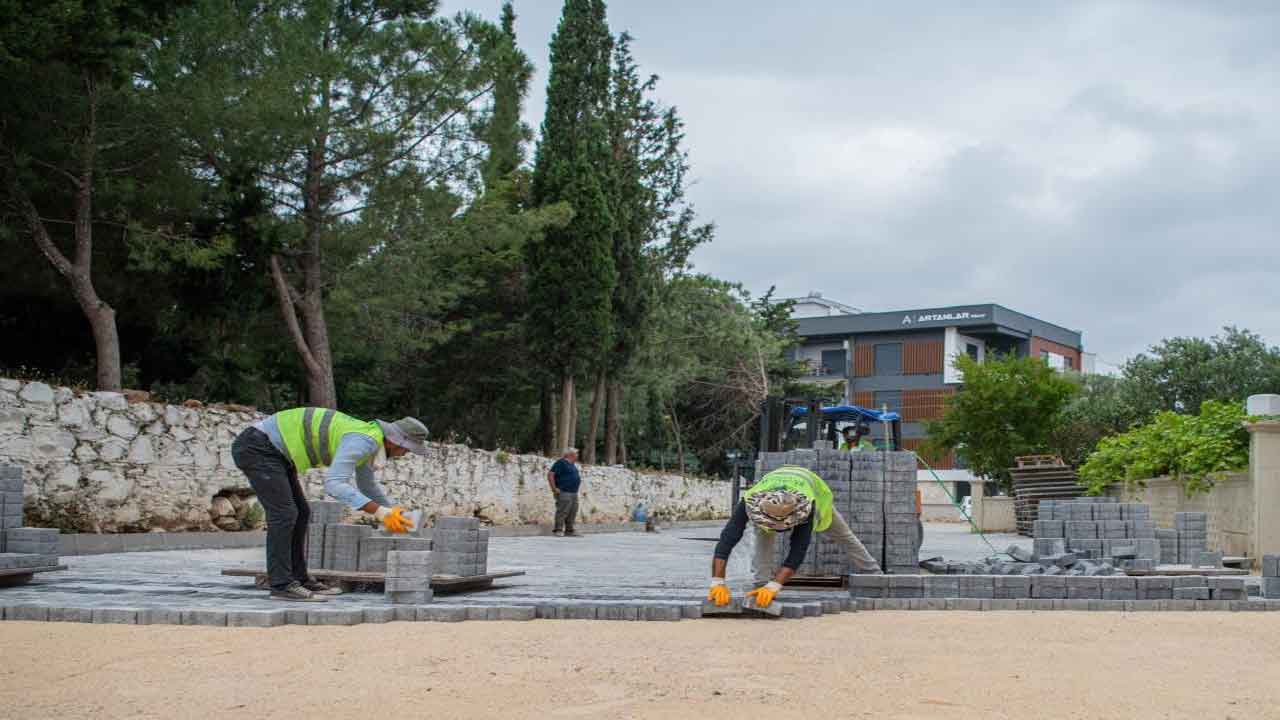 Aydın Kuşadası Belediyesi yol yapım çalışmalarını sürdürüyor