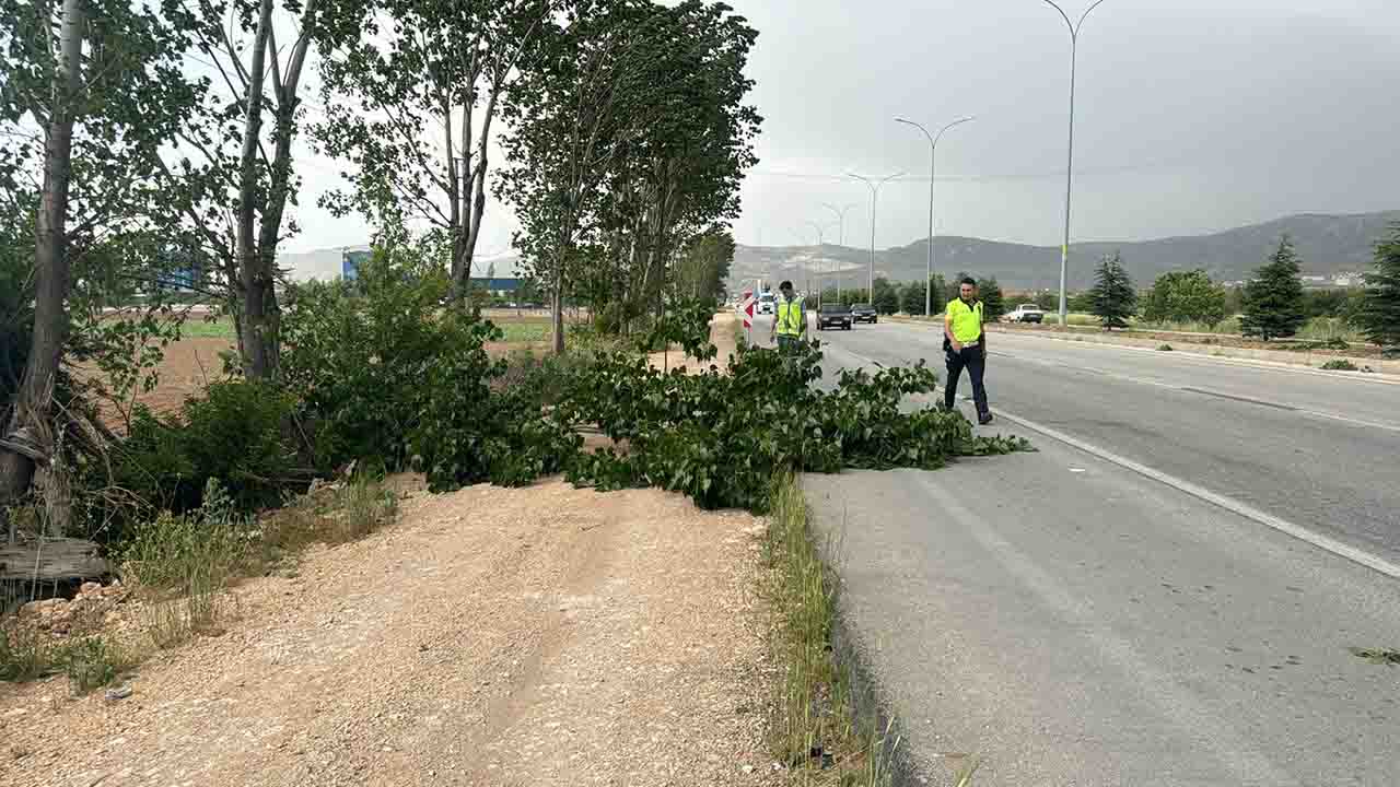 Afyonkarahisar'da yağmur, rüzgar, dolu hayatı zorlaştırdı!