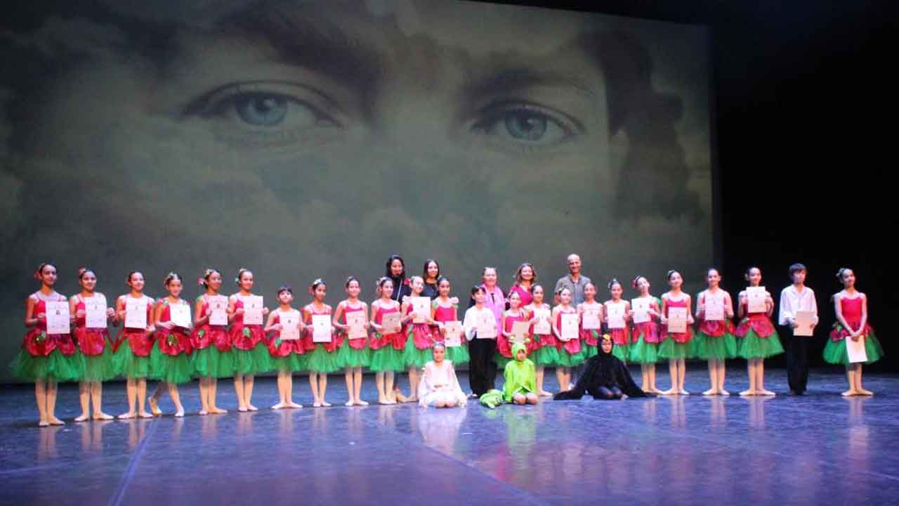 İzmir Devlet Opera ve Balesi'nin gösterisi hayran bıraktı