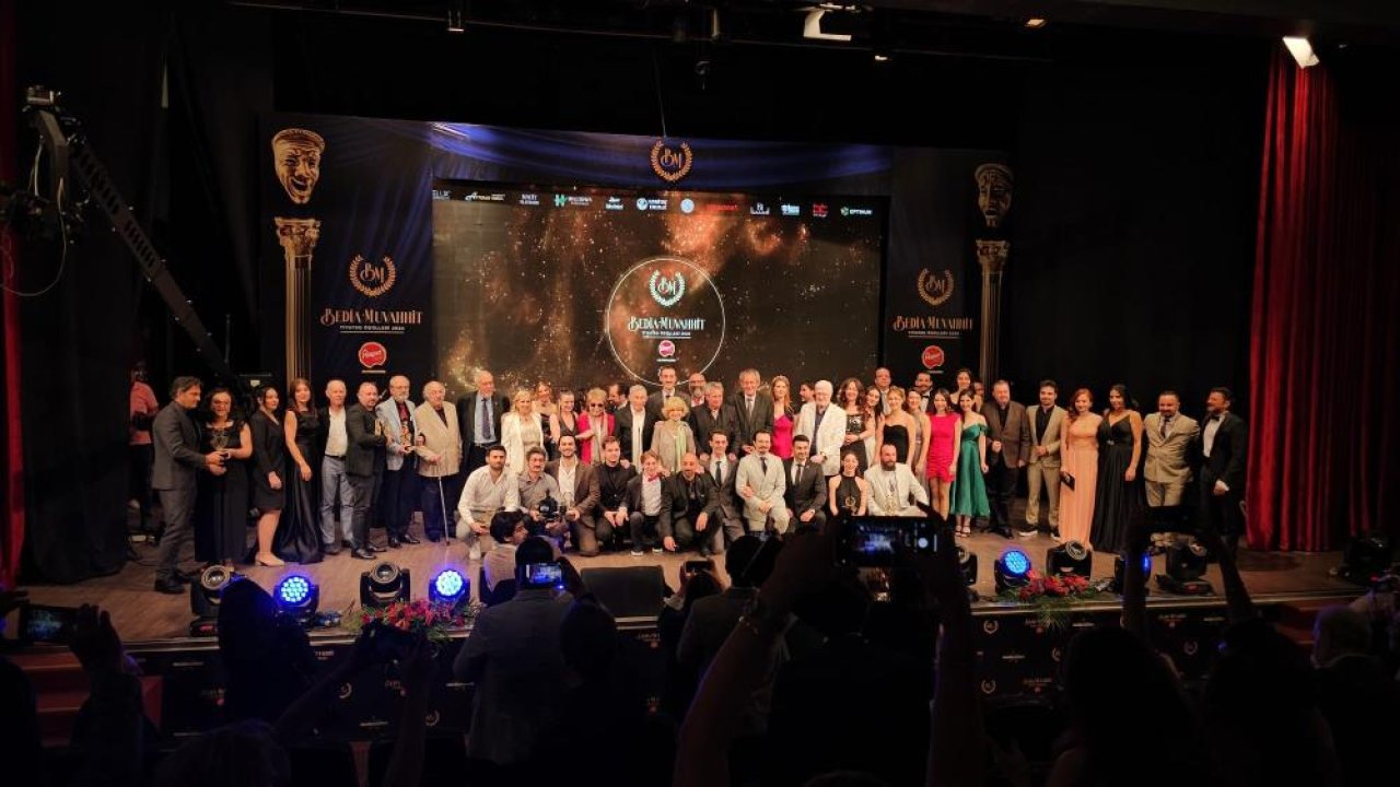 İzmir Bedia Muvahhit Tiyatrosu’nda ödül yağmuru