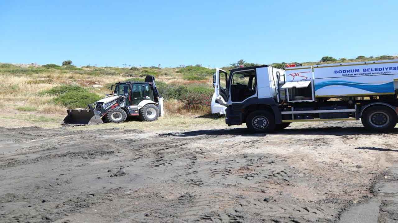 Muğla Bodrum Belediyesi plajlarda temizlik ve düzenleme çalışmalarına başladı