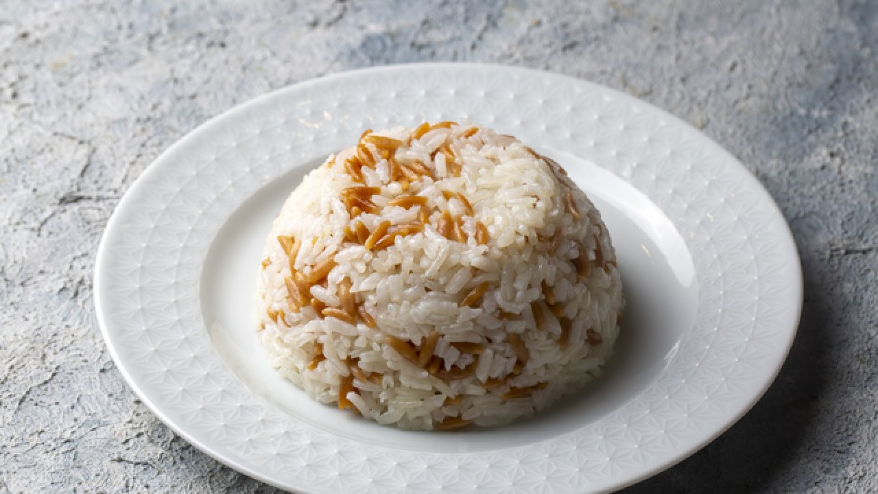 Havlu kağıda örtüye ihtiyaç duymadan tam ölçülü tane tane pirinç pilavı tarifi!