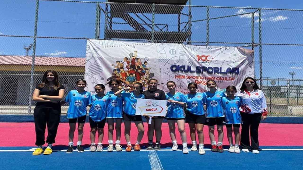 Muğla Cumhuriyet Ortaokulu Hokey Türkiye şampiyonasında yarı finale yükseldi