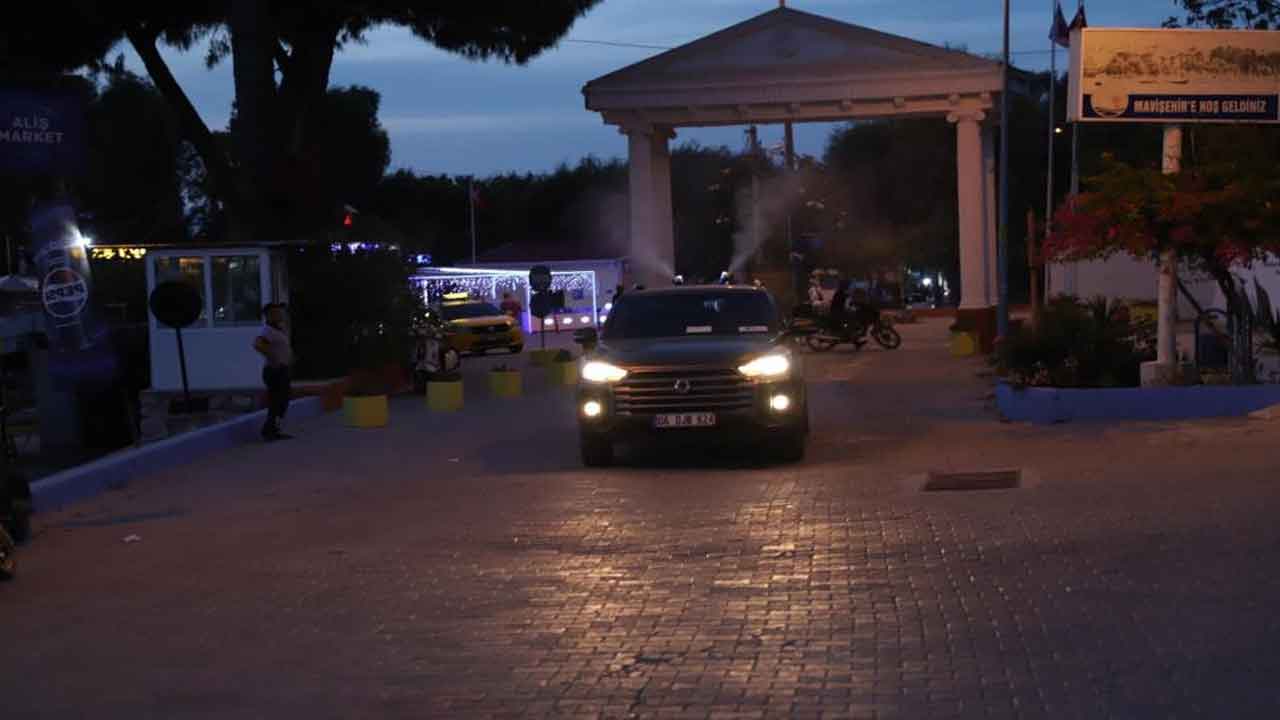 Aydın Didim'de sinek ve larvalara karşı ilaçlama sürüyor