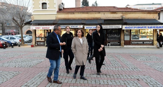 Çarşı Pazar dolaşan bir vali