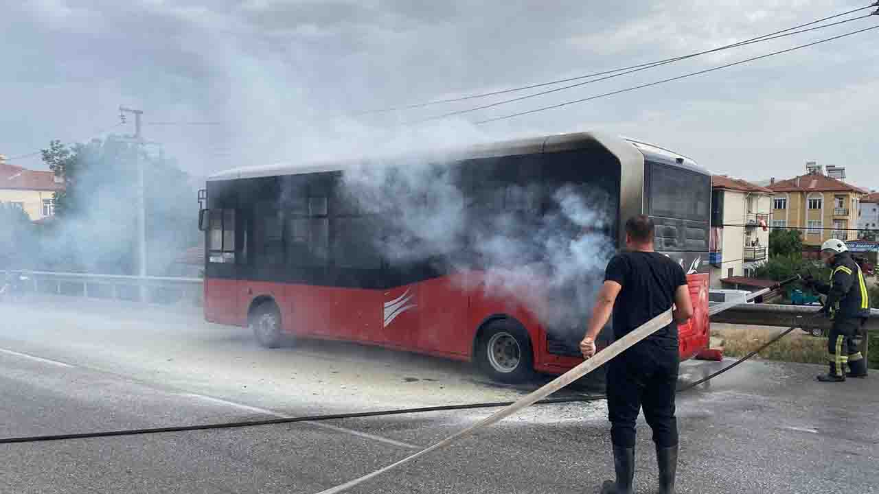 Manisa'da özel halk otobüsü seyir halinde alev alıp yandı!
