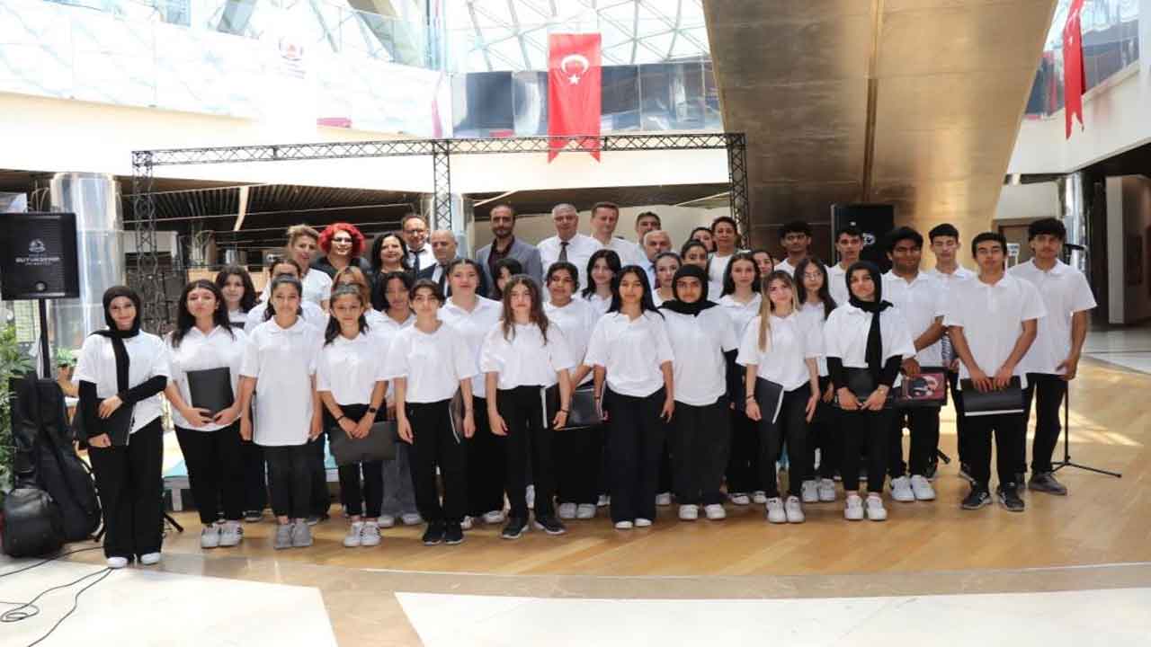 Denizli'de lise öğrencilerinden oluşan Türk Halk Müziği Korosu beğeni topladı
