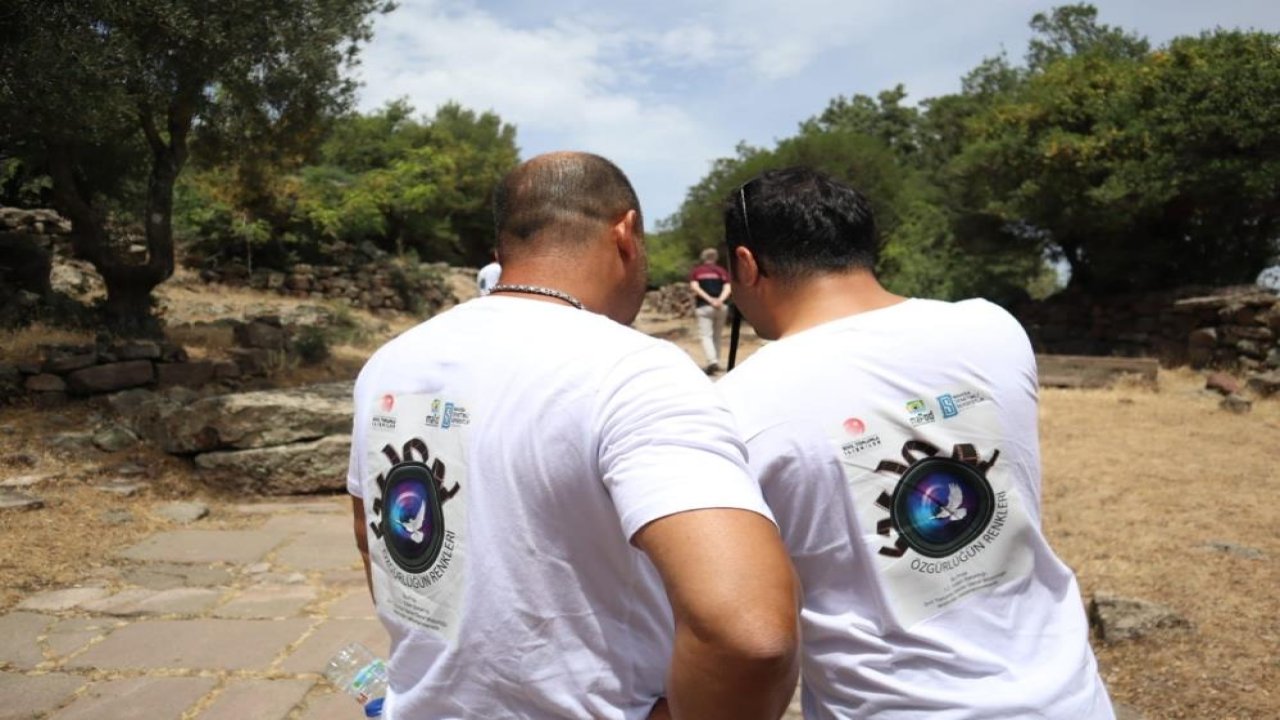 Manisa’da yükümlüler Özgürlüğün Renkleri projesiyle antik kenti gezdi