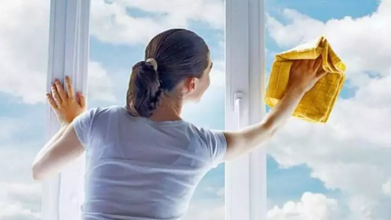 Ev hanımları bu karışımla cam silmeye bayılıyor! 1 fıs yeter köpükleme durulama yok