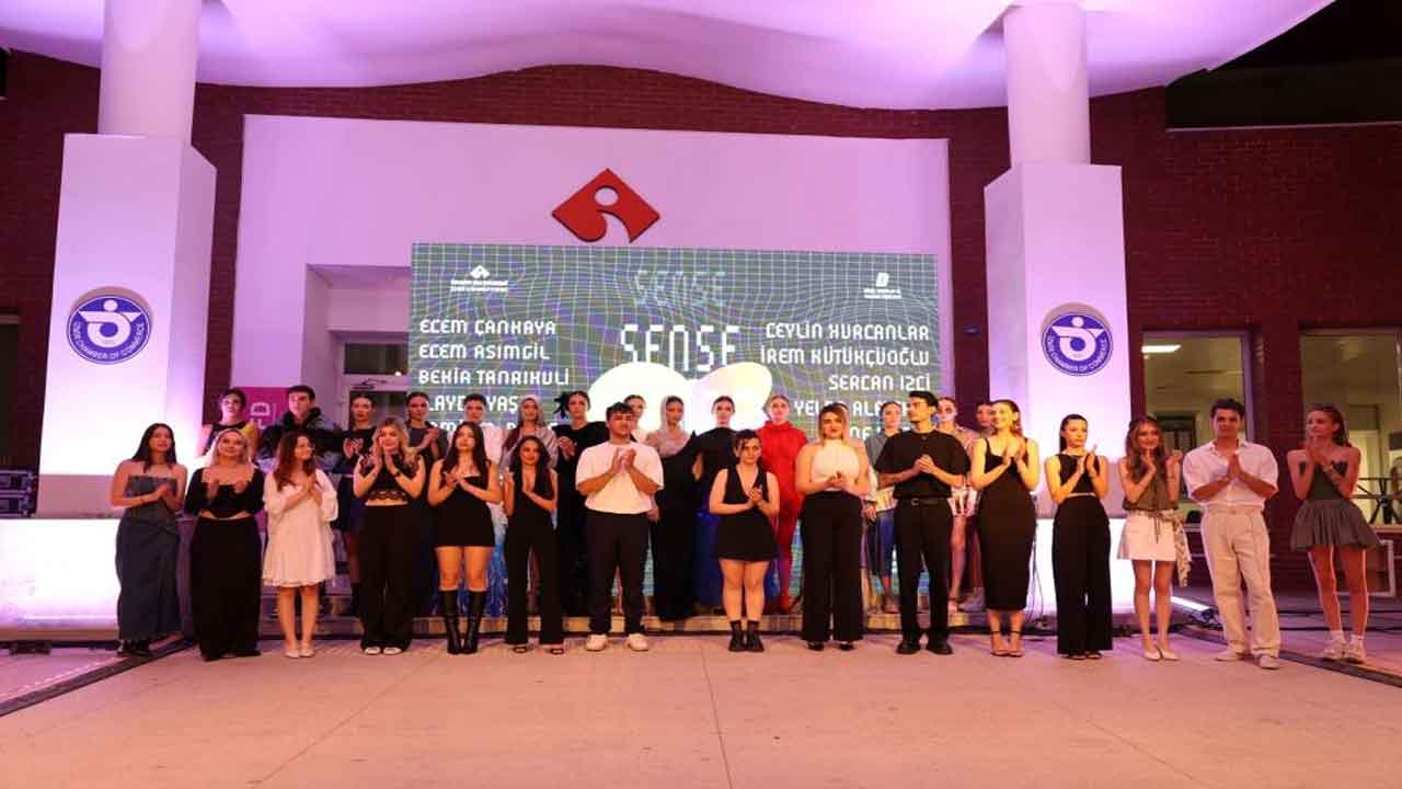 İzmir'de genç modacılardan renkli defile