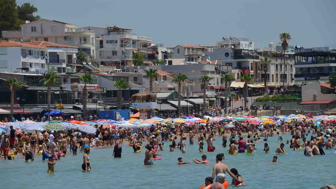 Aydın Didim'de plajlarda adım atacak yer kalmadı!
