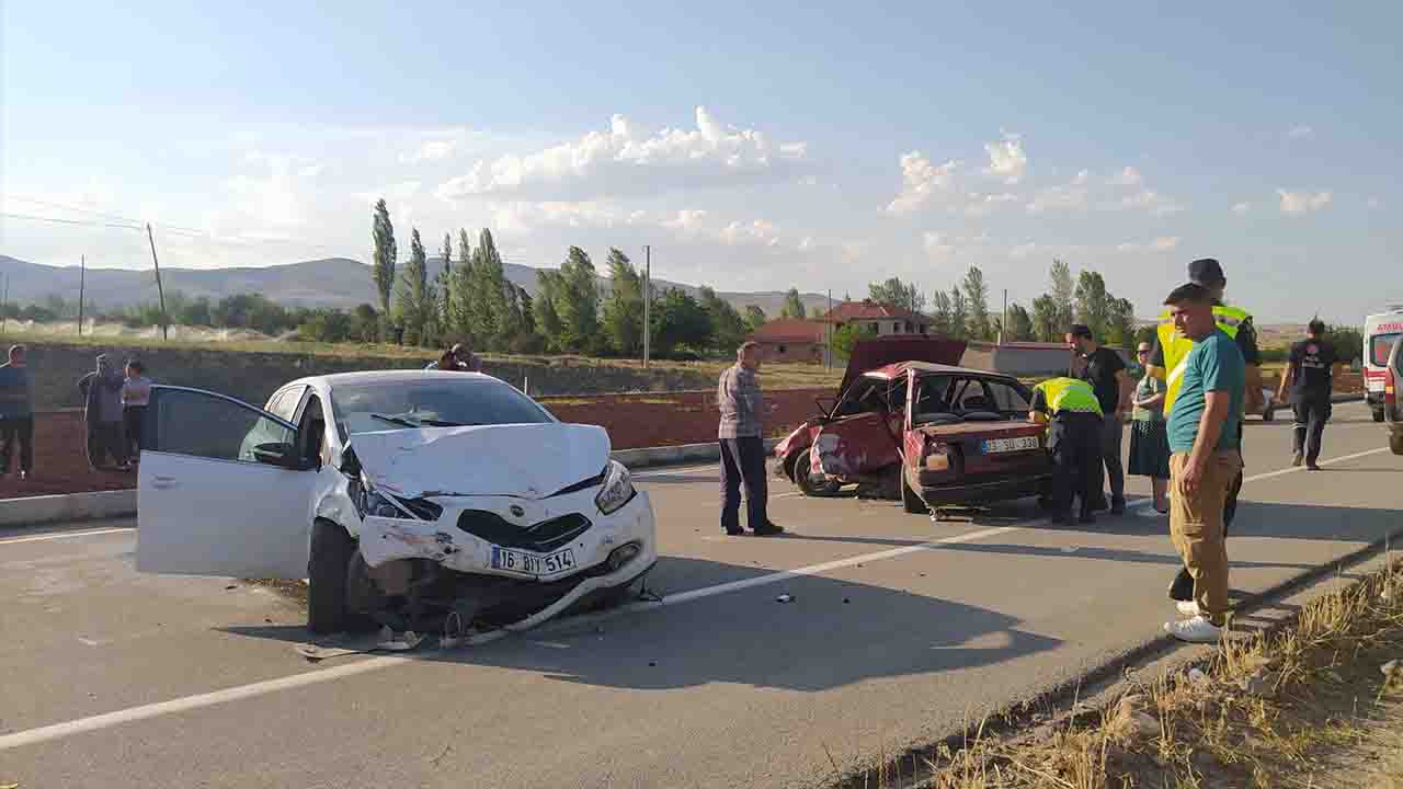 Afyonkarahisar'da iki otomobilin çarpıştığı kazada 1 kişi hayatını kaybetti, 7 kişi yaralandı!