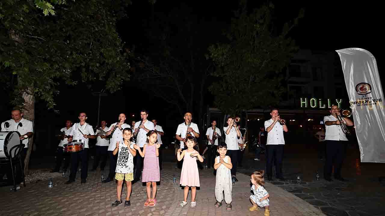 Denizli'de sürpriz konser mest etti!