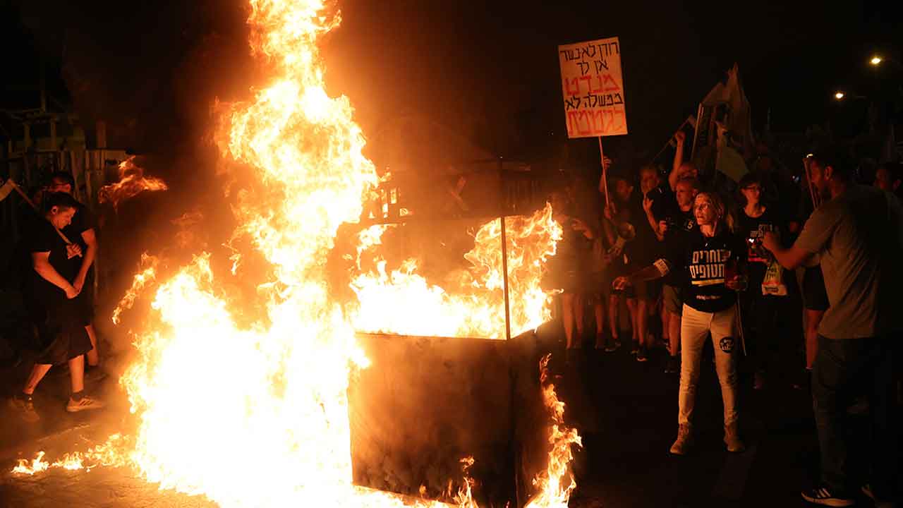 İsrail'de erken seçim isteyen protestocular caddeleri ateşe verdi