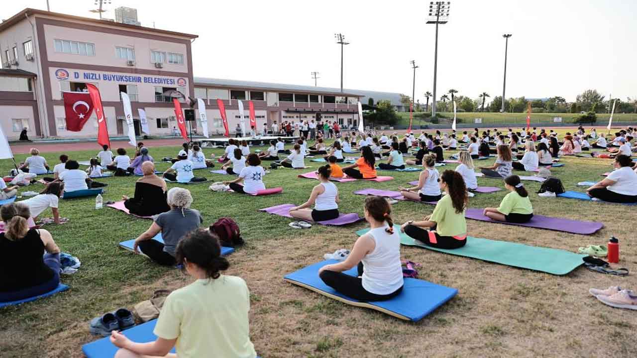 Denizlili kadınlar Dünya Yoga Günü'nü beraber kutladı