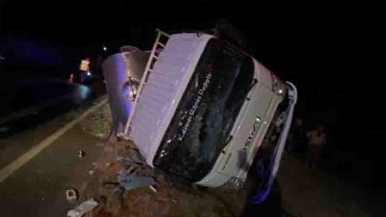 Aydın Çine'de devrilen süt kamyonetinde 4 kişi yaralandı!