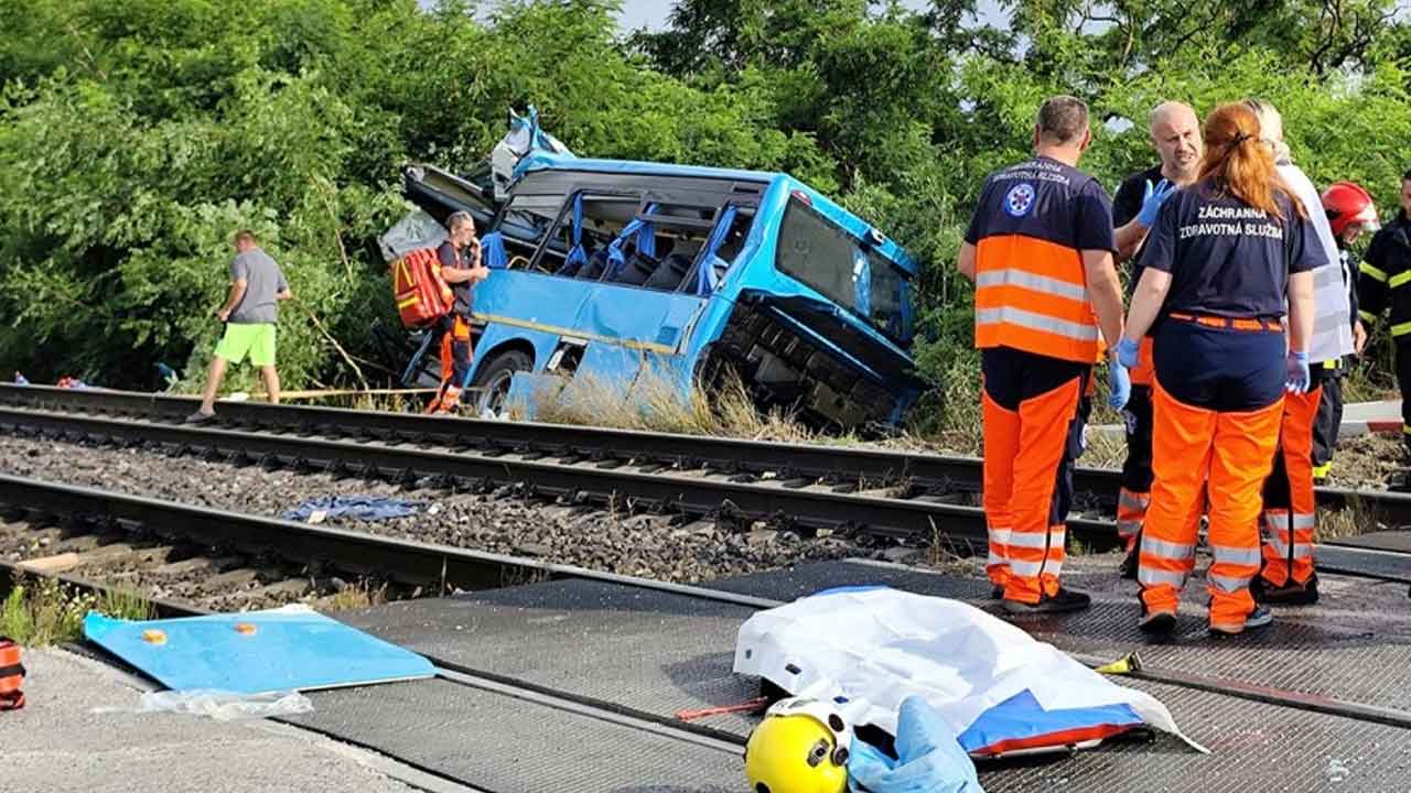 Slovakya’da korkunç kaza otobüsle yolcu treni çarpıştı 5 ölü