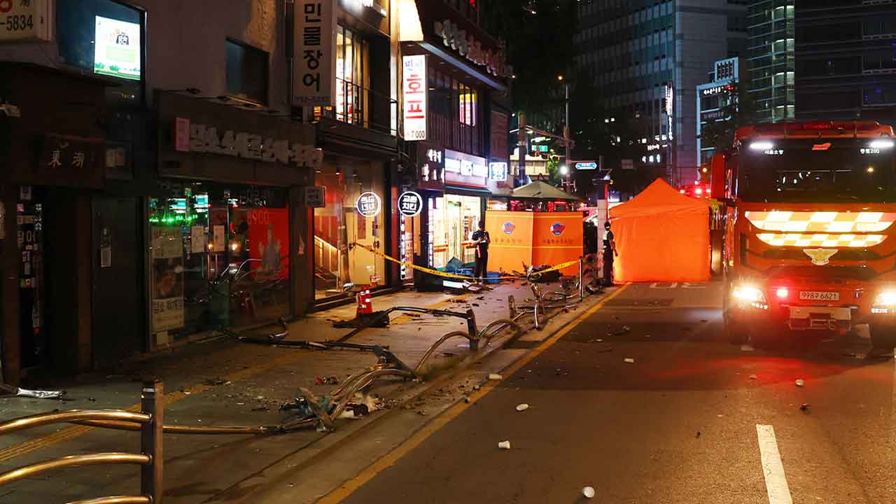 Güney Kore'de araç yayaların arasına daldı 9 ölü 4 yaralı var