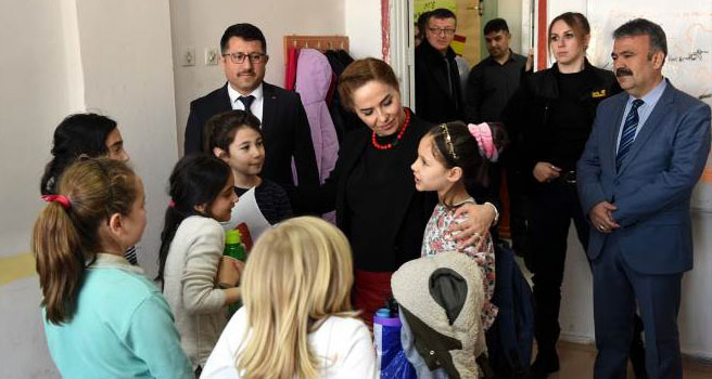 Vali Funda Kocabıyık Uşak Bilim Sanat Merkezi'ni ziyaret etti