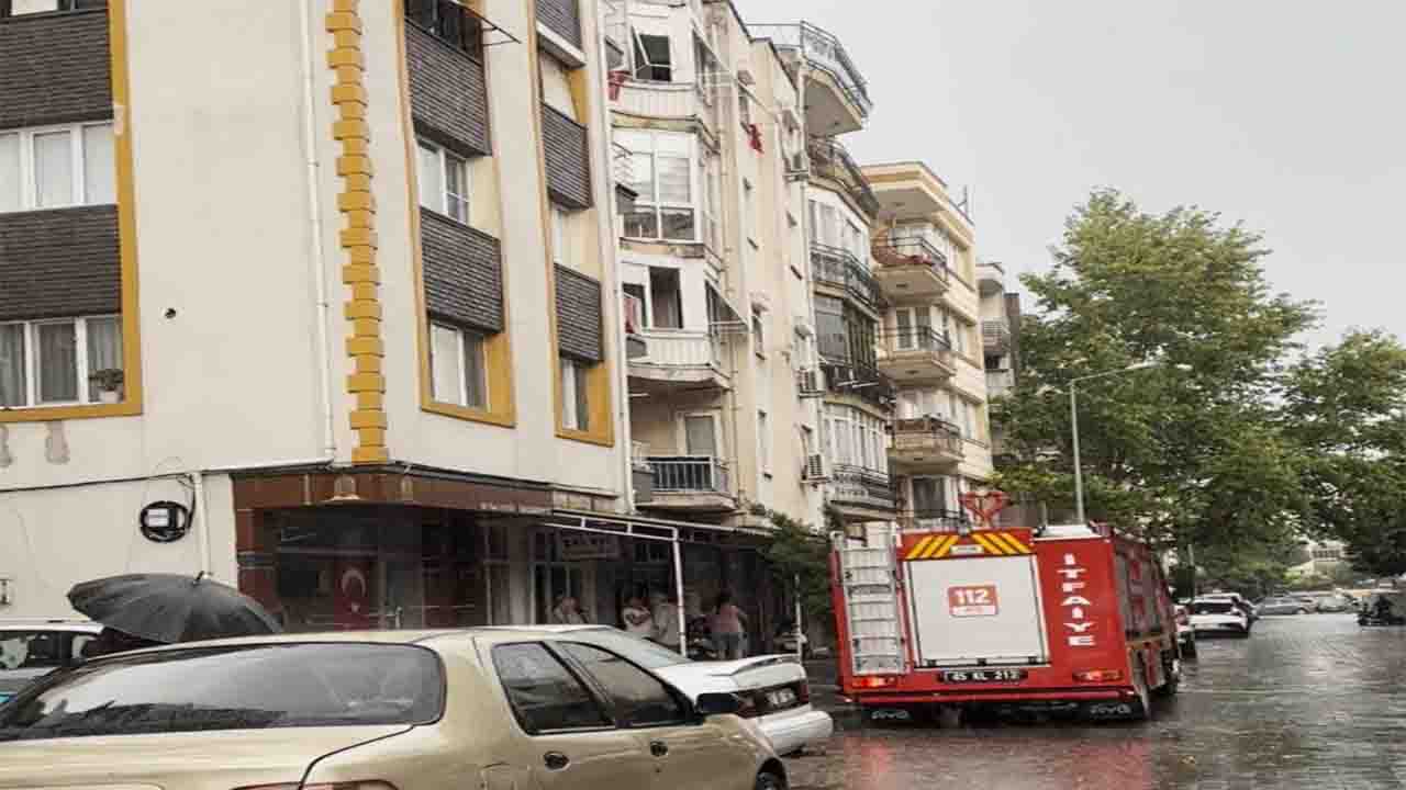 Manisa Akhisar'da binanın çatısına yıldırım düştü baca parçalandı!