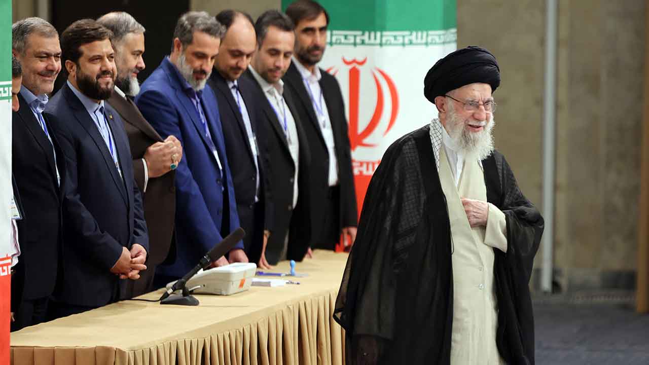 İranlılar cumhurbaşkanlığı seçimlerinin ikinci turu için sandık başında