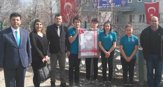 Öğrenciler şehit polisin portresini ahşaba işlediler