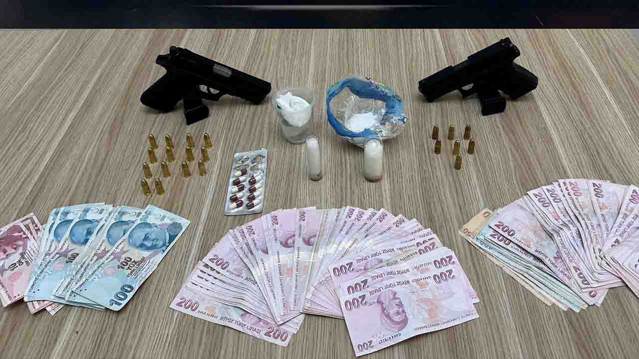İzmir'de yasaklı madde ticaretinden 2 kişi tutuklandı