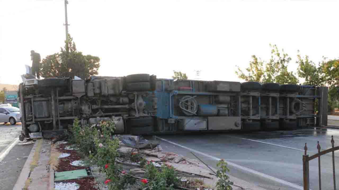 Afyonkarahisar'da yola devrilen tır 4 trafik kazasına neden oldu