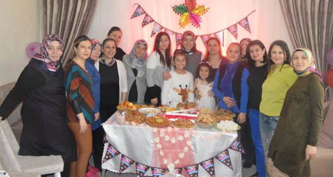 Polis eşleri şehit yavrularını sevindirdi