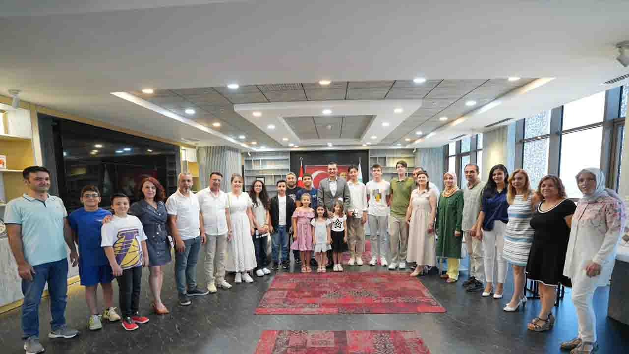 Başkan Ferdi Zeyrek LGS'de Türkiye birincisi olan Manisalı öğrencileri ağırladı!