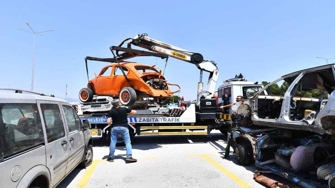 İzmir'de bir zamanların en iyileri hurda merkezine çekildi