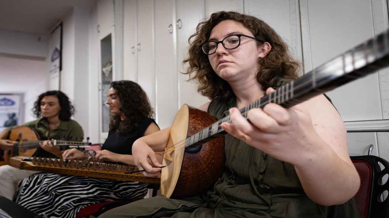 İzmirli kadın müzisyenler klasik Türk müziğini bugüne uyarladı