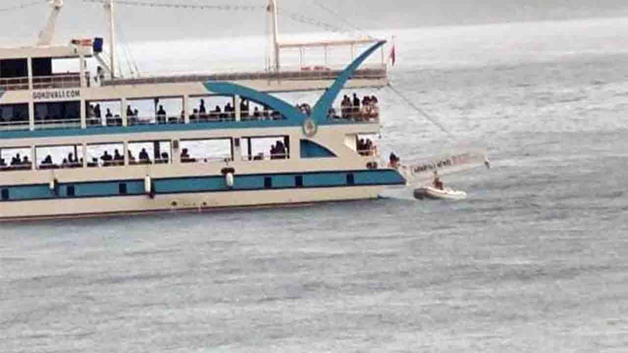 Muğla'da açıkta fırtınaya yakalanan lastik botu tur teknesi kurtardı