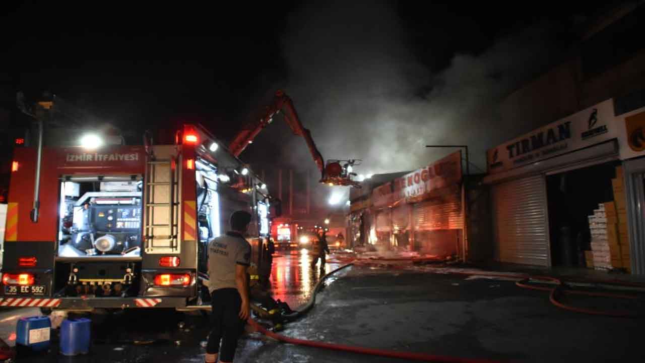İzmir Konak'ta işyeri yangını depoya sıçradı