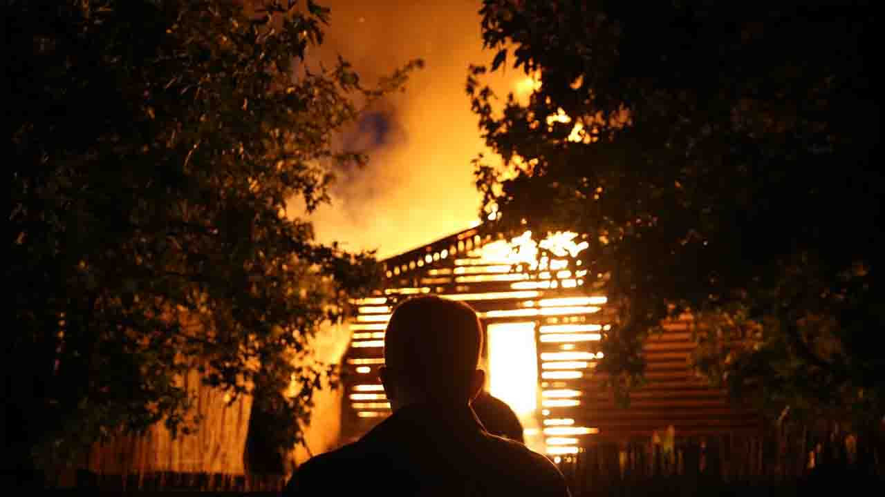 Muğla'da bungalov ev yanarak küle döndü!