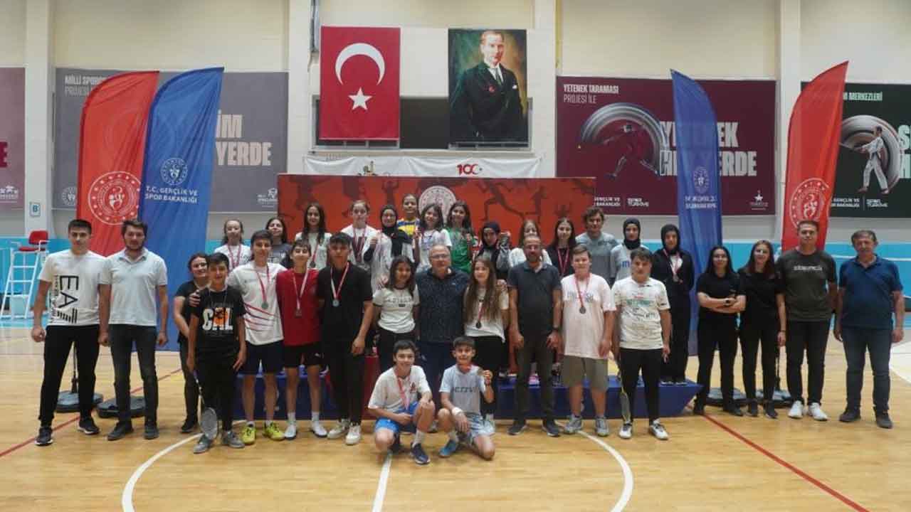Afyonkarahisar'da 15 Temmuz Şehitlerini Anma Badminton Turnuvası düzenlendi